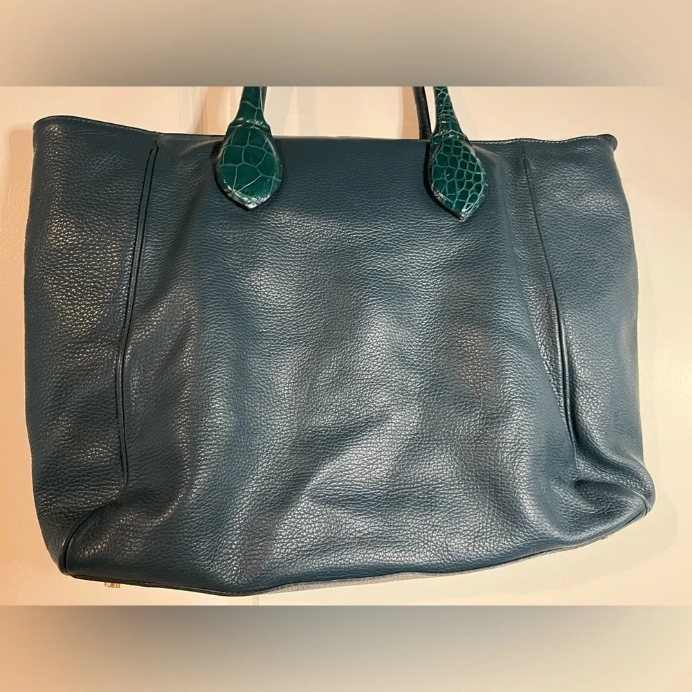 Rowallan of Scotland Genuine Leather in Crocodile Pattern w/ Gold Metal Accents - Picture 7 of 16